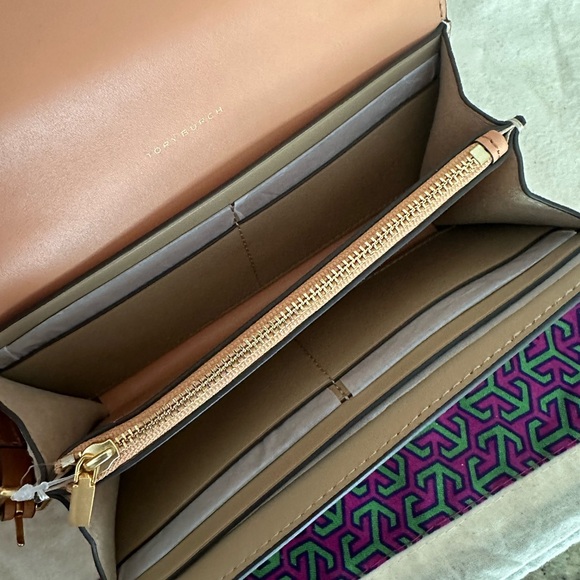 New Tory Burch MONOGRAM PATENT EMBOSSED WALLET CROSSBODY - Picture 7 of 8